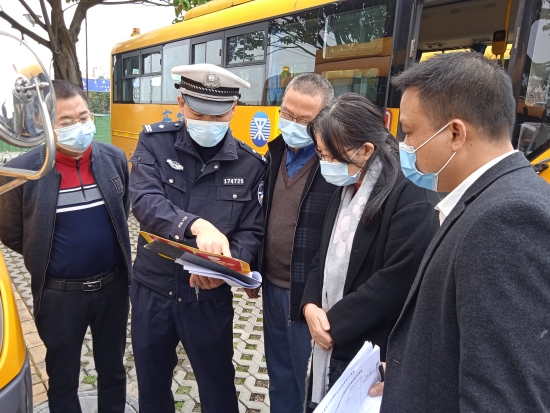 已處理32  沙坪街道中心小學(xué)聯(lián)合交警部門對校車進行檢查.jpg