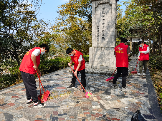 清明節(jié)來(lái)臨之際，宅梧鎮(zhèn)退役軍人服務(wù)站工作人員發(fā)動(dòng)退役軍人僑都星火志愿服務(wù)隊(duì)對(duì)我鎮(zhèn)四座烈士紀(jì)念碑進(jìn)行巡查、打掃清潔工作，志愿服務(wù)隊(duì)們也是“收獲滿(mǎn)滿(mǎn)”啊3.jpg