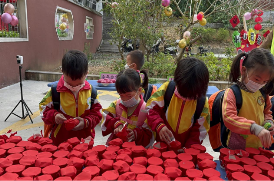 宅梧鎮(zhèn)中心幼兒園為孩子們精心策劃了“幸運(yùn)拆盲盒”獨(dú)特的開(kāi)學(xué)儀式，在踏入幼兒園門(mén)口的一剎那，就給了孩子們一個(gè)大大的驚喜。.png