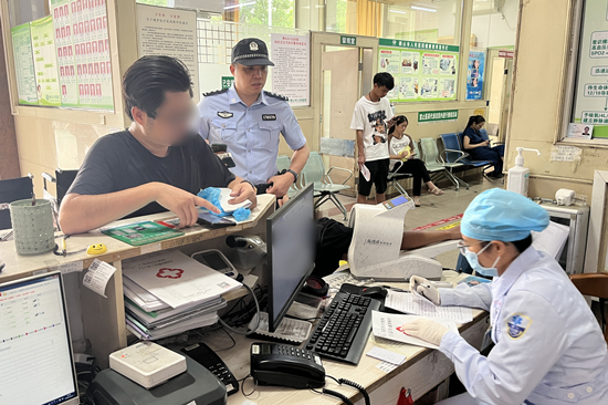 市民誤食毒菌 民警火速救援 (1).jpg