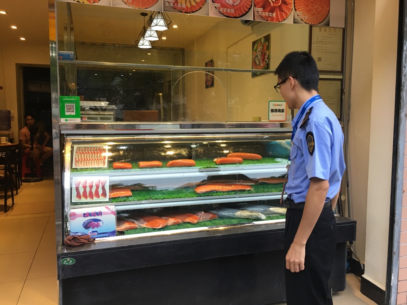 執(zhí)法人員檢查“三文魚”現(xiàn)場銷售店.JPG